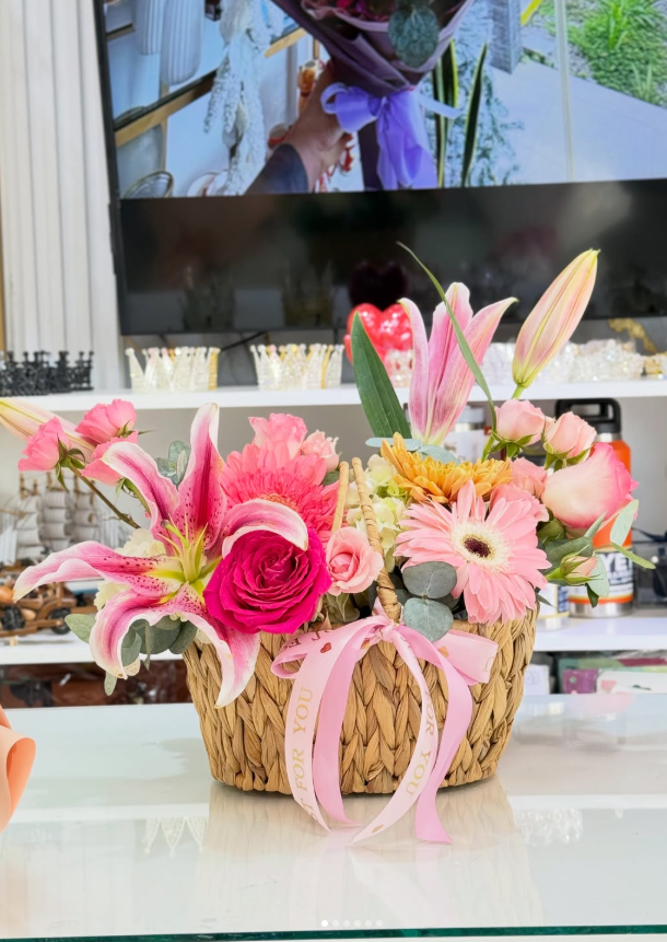 Canasta artesanal con lirios rosados y gerberas