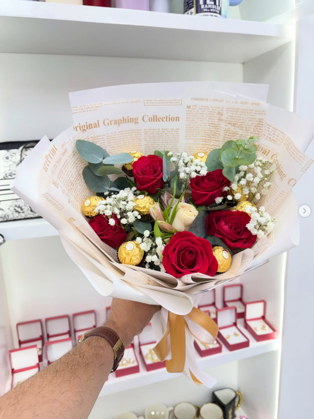 Ramo de rosas rojas con chocolates