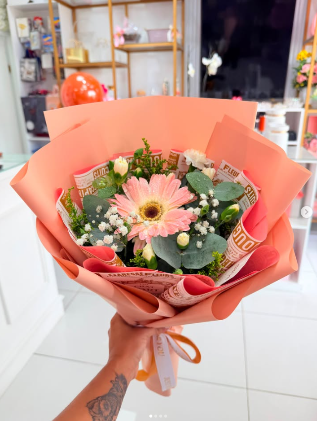 Ramo durazno con gerbera y claveles