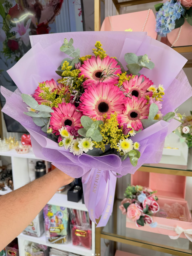 Ramo de gerberas con envoltura lila